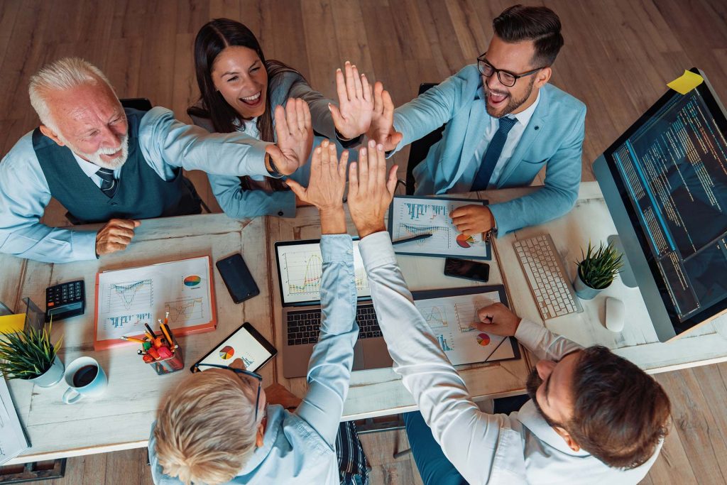 Session de brainstorming d'équipe, génération d'idées et planification de projet.