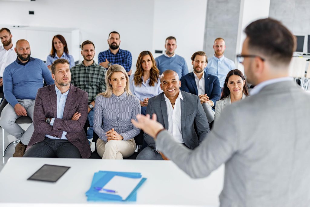 Groupe assistant à une formation