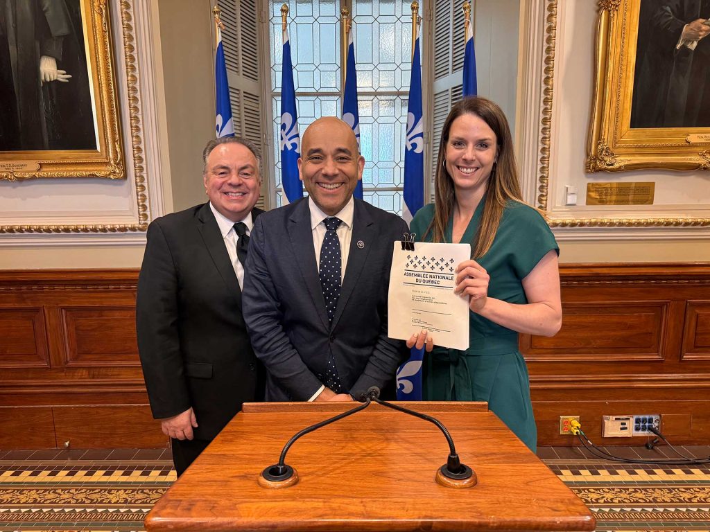 Une photo avec Christopher Skeete, ministre délégué à l’Économie à l'Assemblée nationale