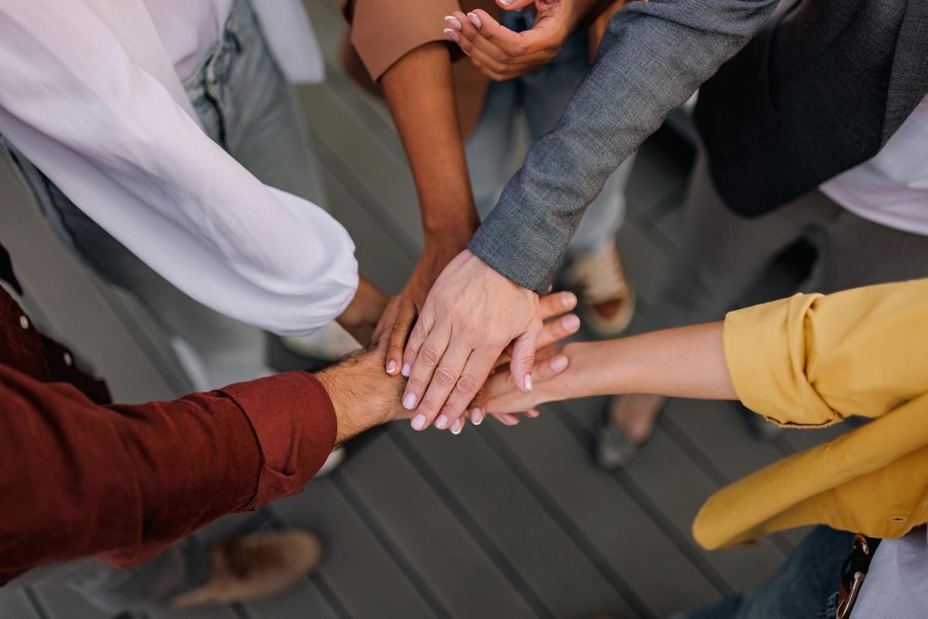 Équipe unie illustrant la collaboration et la confiance en affaires publiques