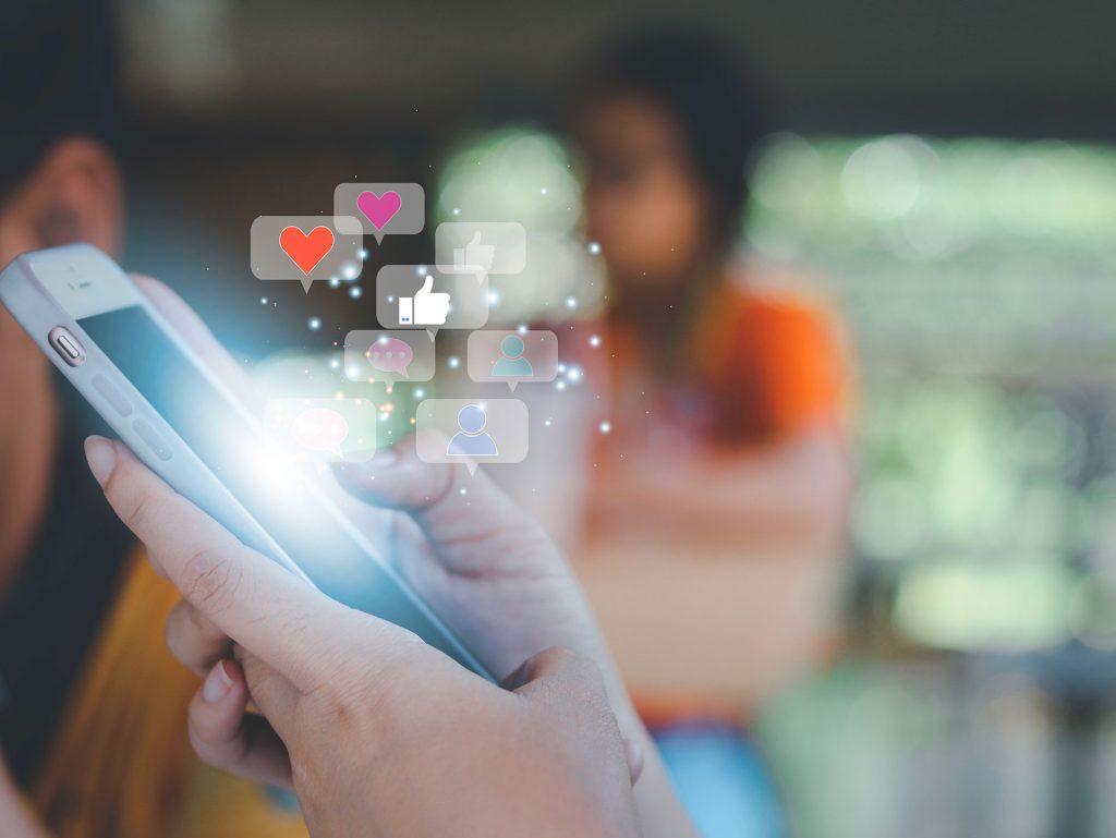Utilisation d'un téléphone intelligent pour réagir à des contenus sur les réseaux sociaux