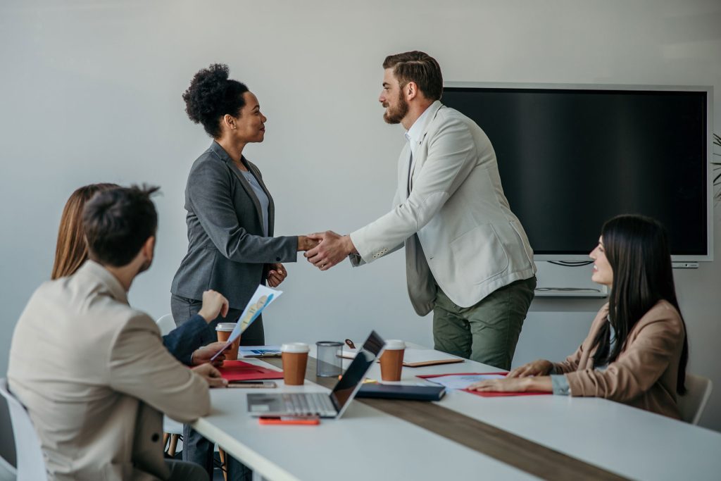 Entente conclue par une poignée de main lors d’une médiation.