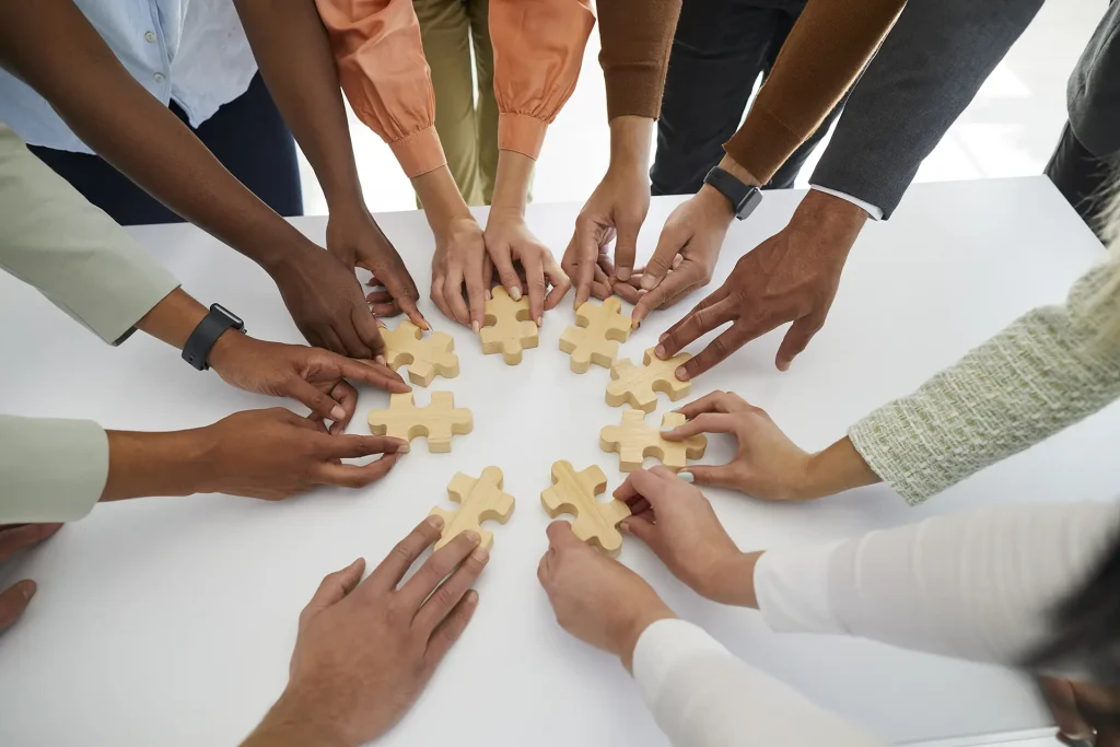 Organisations qui mettent leurs forces en commun grâce à la coopération
